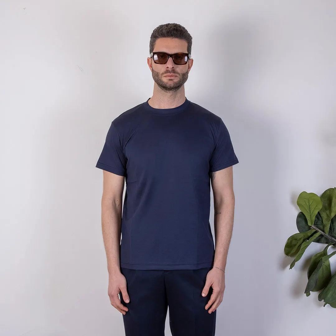 T-shirt blu: quando la semplicità diventa una scelta di stile