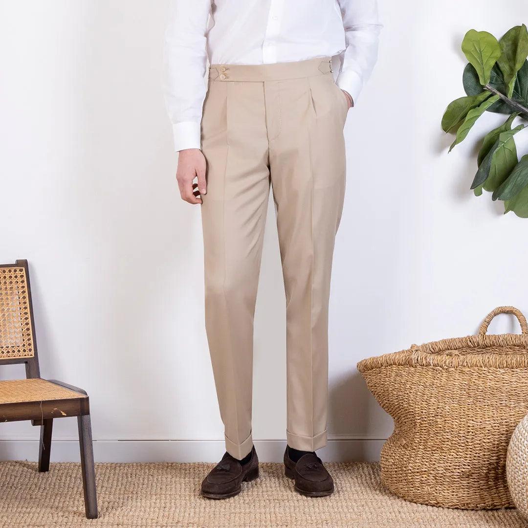 Eleganza naturale: il pantalone beige che non passa inosservato